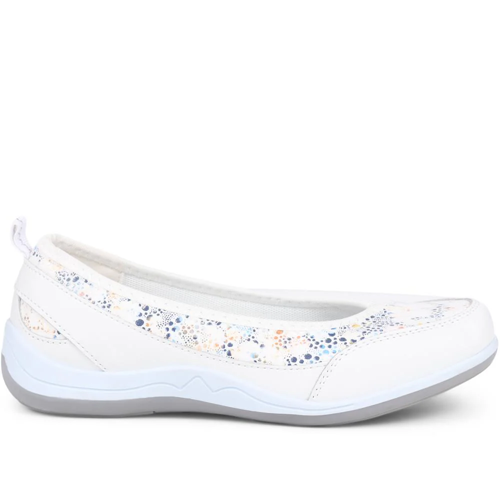 Slip-On Patterned Lightweight Pumps - BRK37007 / 323 323 - White Floral - Image 2