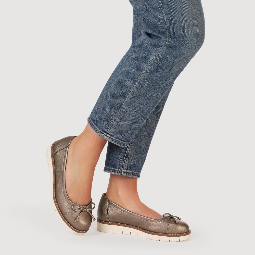 Wide Fit Bow-Detailed Chunky Pumps - WBINS41100 / 327 323 - Metallic - Image 5