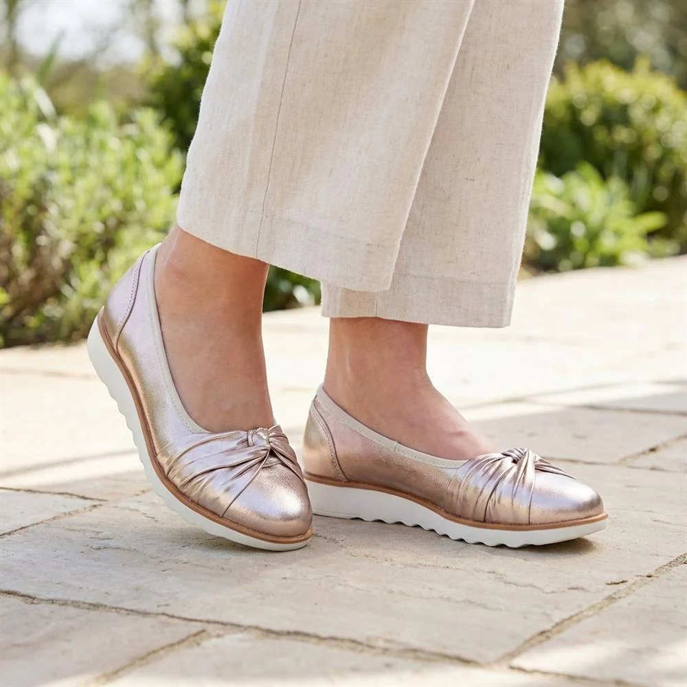 Wide Fit Chunky Bow Detailed Pumps - BRK43006 / 329 008 - Gold - Image 2